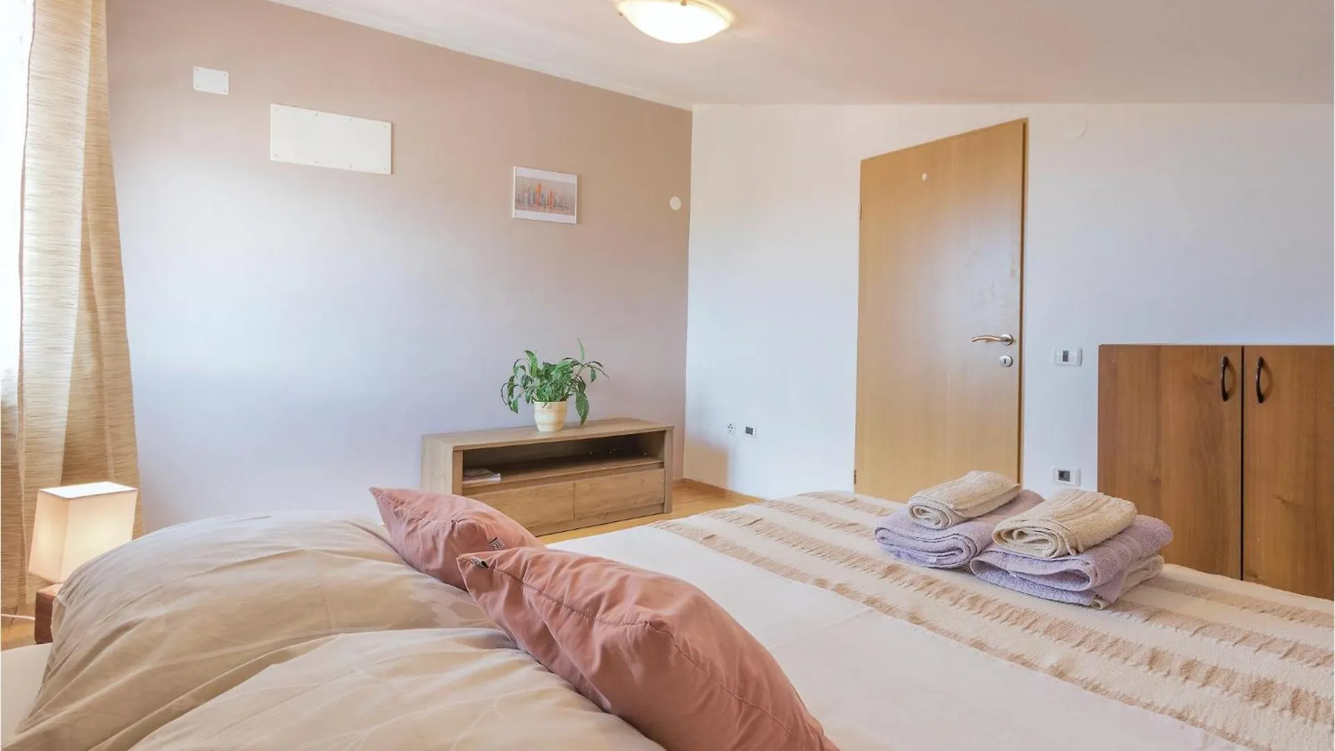 4 Bedroom Stunning Apartment In Pula